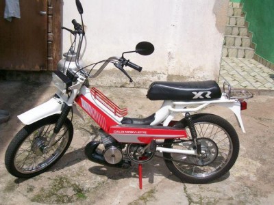 minha mobilete esta parecida com esta,tirando os retrovisore,grade no tanque e a soleira preta