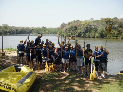 Equipe Karmeja praticando rafting