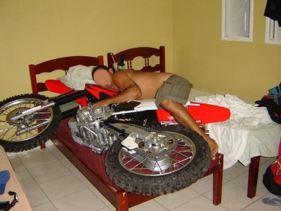dormindo com moto2.jpg