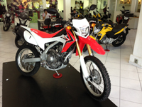 FOTO DA CRF 250L em exposição na loja.