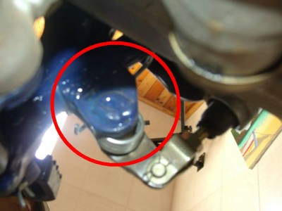 FOI FEITA UMA SOLDA GROSSA, NESTA PARTE DO QUADRO, PARA SUBSTITUIR O PINO DE EIXO DE FREIO TRASEIRO ORIGINAL (VISTO POR BAIXO DA MOTO, ESTA FOTO É APENAS EXEMPLO) NO CASO DA MOTO ROUBADA A SOLDA ESTÁ MUITO MAIS GROSSA, MUITO FÁCIL PERCEBER A ADAPTAÇÃO.
