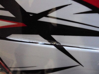 Pequena Bolha no Verniz da Pintura. Detalhe de pintura apenas, mas excelente capacete.