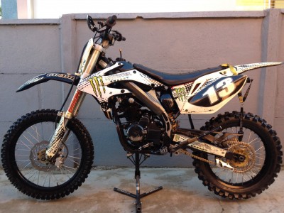 Moto Ashima 250 (www.ashima.com.br), ano 2012/2012 - oficial.<br />Excelente moto Off Road para trilhas, enduros, cross country, etc.<br />Possui diversos acessórios além dos originais tais como:<br />- kit de adesivos personalizados 5inco - modelo Monster;<br />- capa de banco antiderrapante 5inco;<br />- guidão fat bar Pro Taper;<br />- manetes retráteis Moto-X;<br />- adaptador/alongador de guidão Anker;<br />- válvulas de alívio de ar da suspensão dianteira Zeta;<br />- protetor de mão Circuit;<br />- cabo de vela IBOOSTER F3;<br />- vela de ignição Iridium;<br />- CDI com limitador de giros em 11000 rpm;<br />- raios reforçados DDL 4 mm;<br />- filtro de ar Twin Air;<br />- cabeçote preparado com comando de válvula BBR;<br />- carburador de XR 250 Tornado;<br />- pneus novos dianteiro Rinaldi SH-31 e traseiro Michelin AC-10;<br />- cubos de rodas e raios com pintura especial Epoxi.<br />Ainda, moto com os seguintes itens originais: freios dianteiro e traseiro a disco, suspensão dianteira invertida e traseira a gás SHOWA, partida elétrica e pedal, protetores de pinhão, corrente, guia de corrente, trava de pneu (garrote), dentre outros.<br />Moto muito conservada de fino trato. Moto &quot;inteira&quot; revisada: mecânica, óleos, lubrificantes, freios, etc.<br />Mecânica compatível com a Honda CRF 230, e demais peças e acessórios compatíveis com a Honda CRF 250. Moto forte para pessoas exigentes.<br />Pronta, é só pegar e acelerar!!!