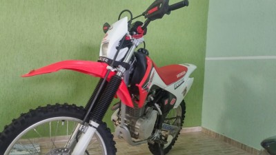 CRF 230 ano 2015 pouco uso<br /><br />Protetor de mão Aker<br />Protetor de bengala Aker<br />Protetor de motor Aker<br />Troca de óleo a cada trilha<br />Após cada trilha revisão completa<br /><br />Inclui neste valor pneu traseiro novo BORILLI 100/100.<br />Colete Integral IMS.<br /><br />Preferencialmente em dinheiro, porém aceito saveiro e Kombi de carroceria.<br /><br />Obs: Favor entrar em contato, somente pessoas realmente interessadas, repondo WhatsApp.