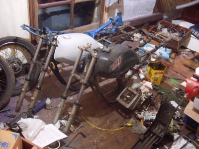 O TANQUE NÃO TEM MAIS.... TEM PEÇAS DE MOTOR, COMO BLOCO, VIRBREQUIM, ETC...